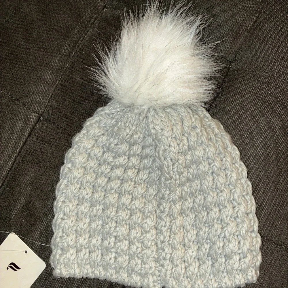Fabletics Chunky Knit Pom Beanie Hat Gray White Faux Fur NEW WITH TAG Winter